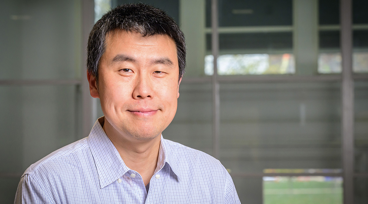 Led by bioengineering professor Xing Wang, Illinois researchers developed drug-delivering DNA aptamers that target elusive leukemia stem cells. Photo by Fred Zwicky