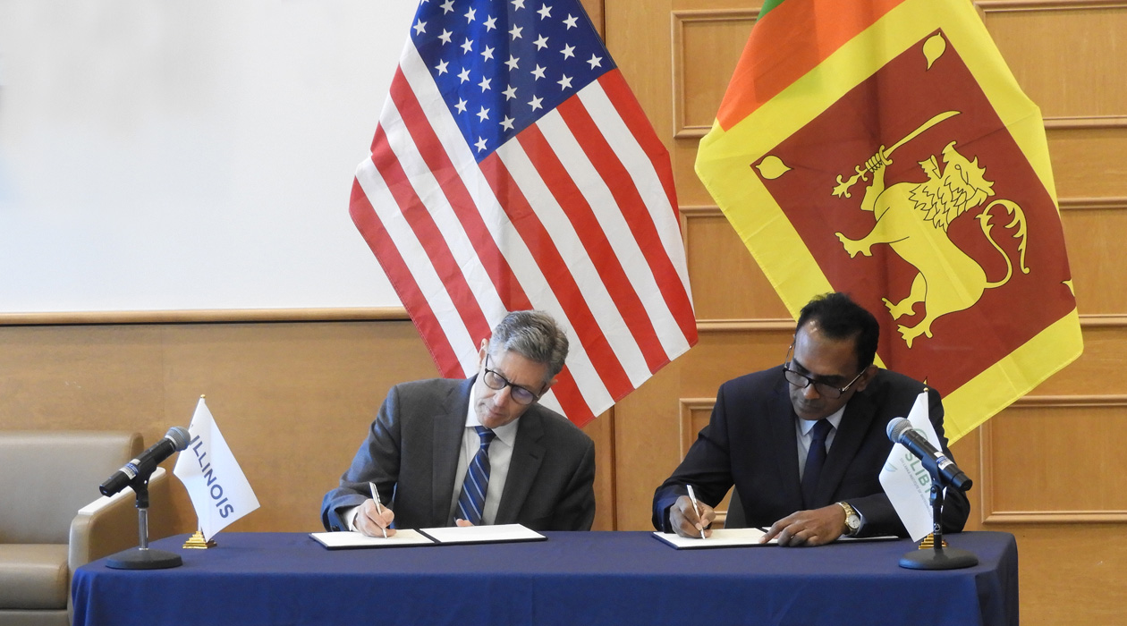 IGB Director Gene Robinson (left) and Professor Chrishantha Abeysena, Minister of Science and Technology, Sri Lanka, sign the MOU between the institutes.