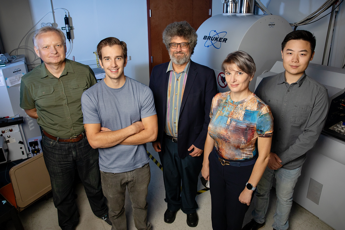 Chemists from the University of Illinois Urbana-Champaign are testing the limits of analytical chemistry by rapidly detecting subtle changes in cellular chemistry in an effort to boost early disease intervention. From left, professor Stanislav Rubakhin, molecular and integrative physiology graduate research assistant Dan Castro, professor Jonathan Sweedler, professor Elena Romanova and bioengineering graduate research assistant Yuxuan Richard Xie.