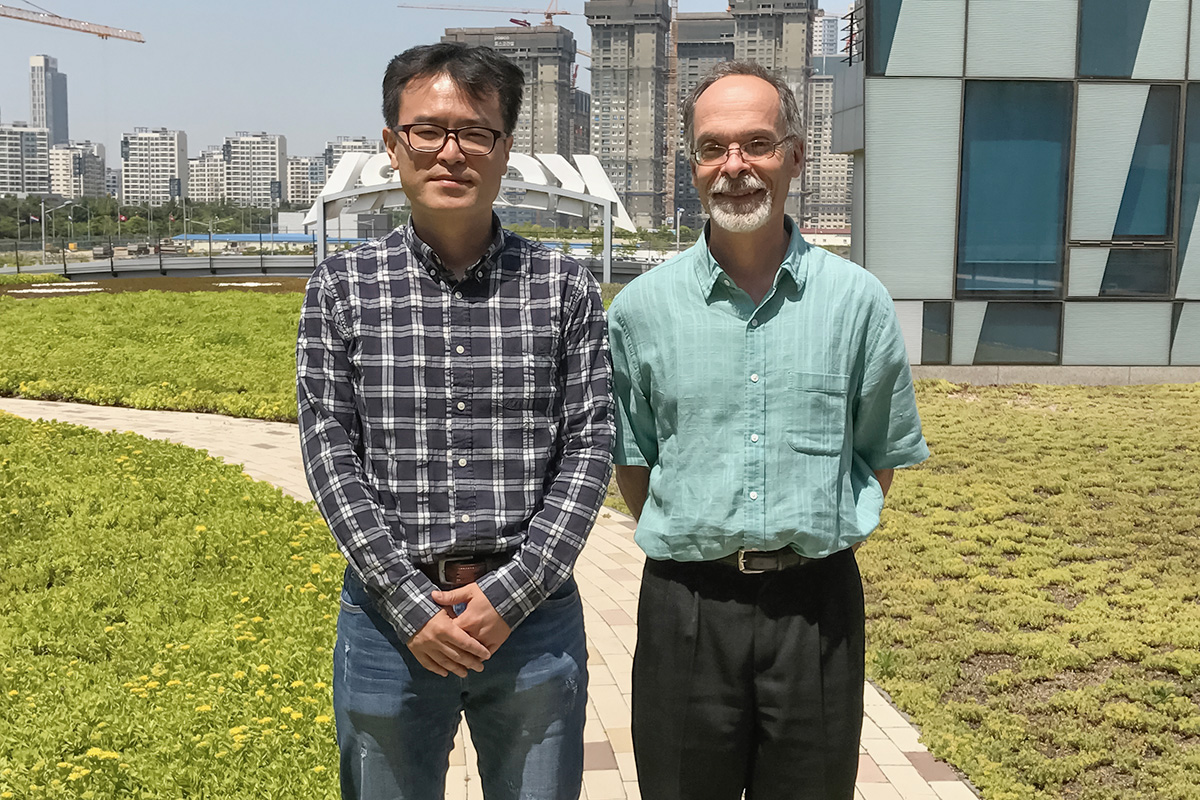 Kyung Mo Kim, left, a scientist at the Korea Polar Research Institute, U. of I. professor Gustavo Caetano-Anollés and their colleagues developed a method for reliably predicting which microbial genes are the result of sexual or asexual reproduction and which have been picked up through a process known as horizontal gene transfer.