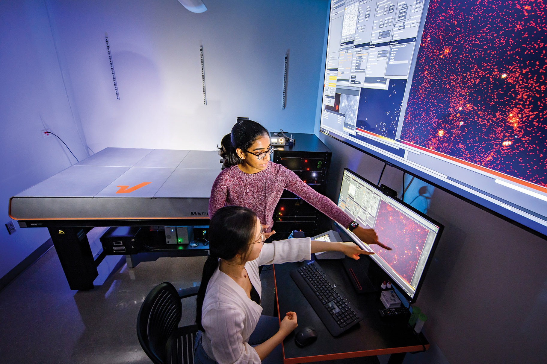 IGB researchers use the Miniflux microscope, which is housed at the IGB. 