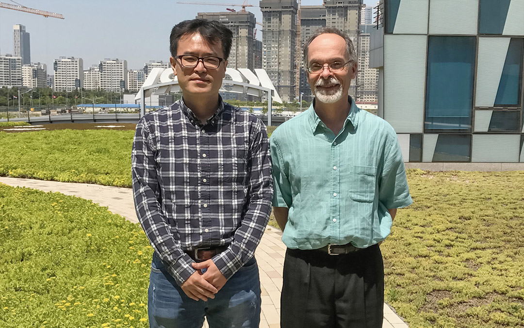 Kyung Mo Kim, left, a scientist at the Korea Polar Research Institute, Illinois professor Gustavo Caetano-Anollés and their colleagues developed a method for reliably predicting which microbial genes are the result of sexual or asexual reproduction and which have been picked up through a process known as horizontal gene transfer.